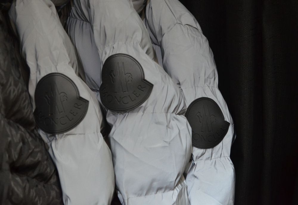 Obiecte de îmbrăcăminte în valoare de 3.000 lei confiscate de polițiști