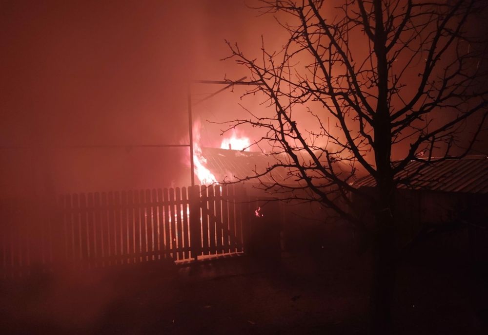 Incendiu la Boroaia! Zeci de păsări au murit în flăcări