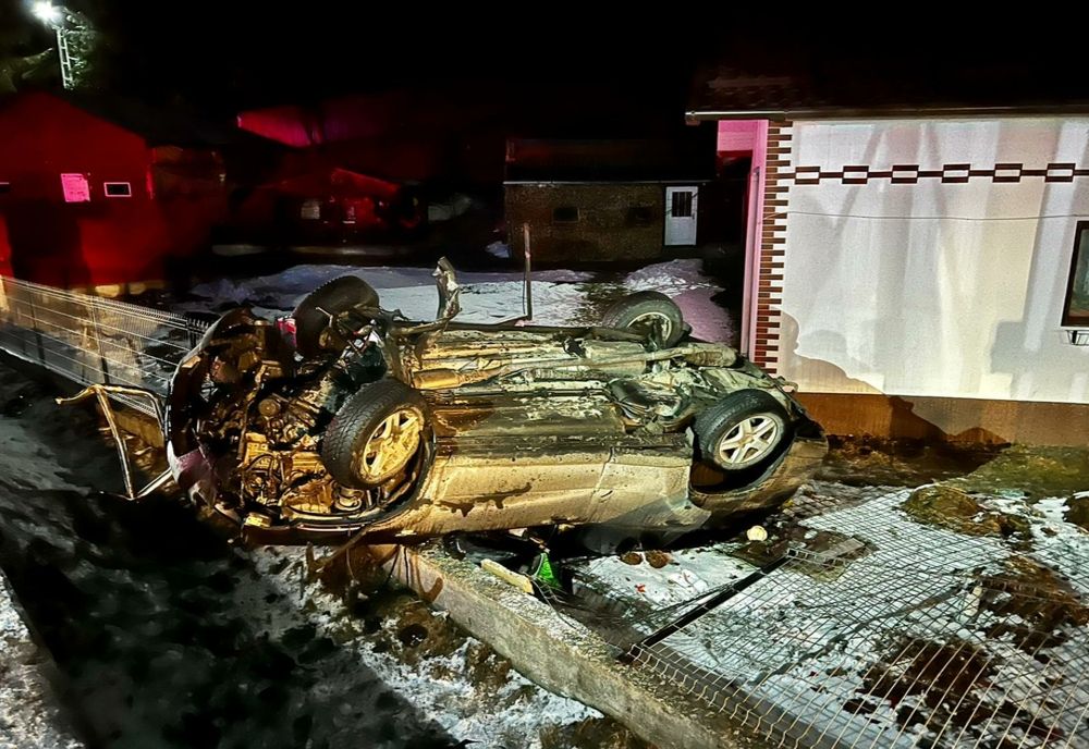 O femeie a ajuns la spital după ce s-a răsturnat cu mașina