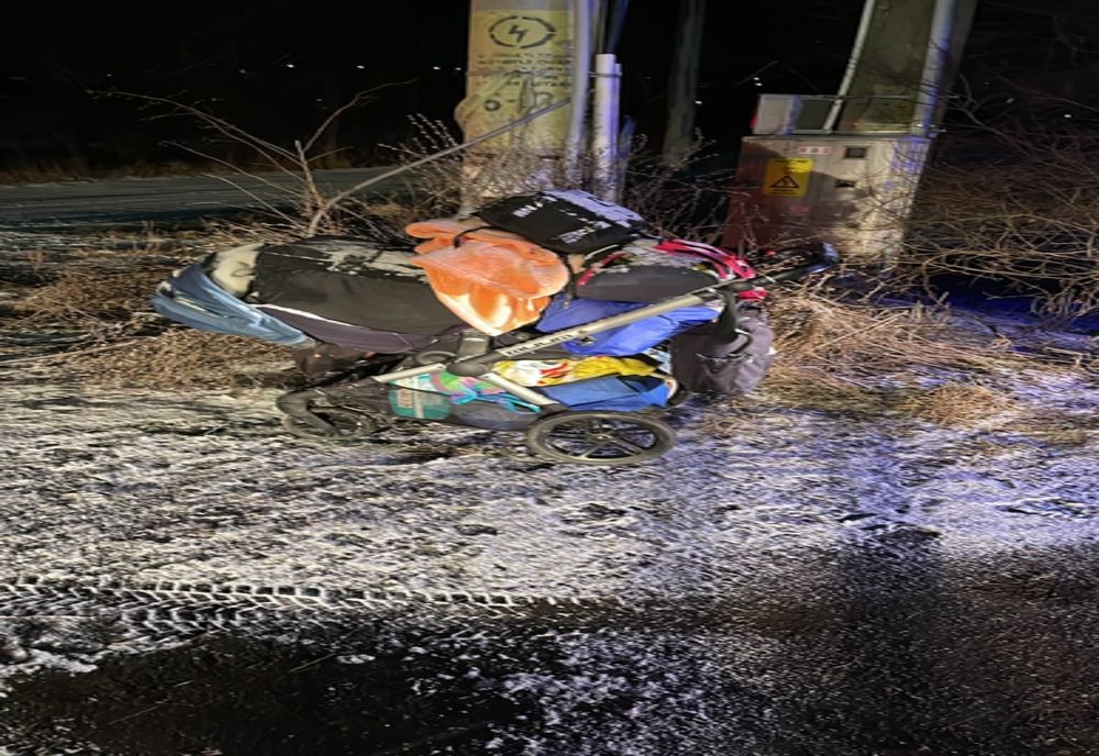 O mamă care a fugit din calea razboiului alături de cei trei copii a fost ajutată de doi polițiști