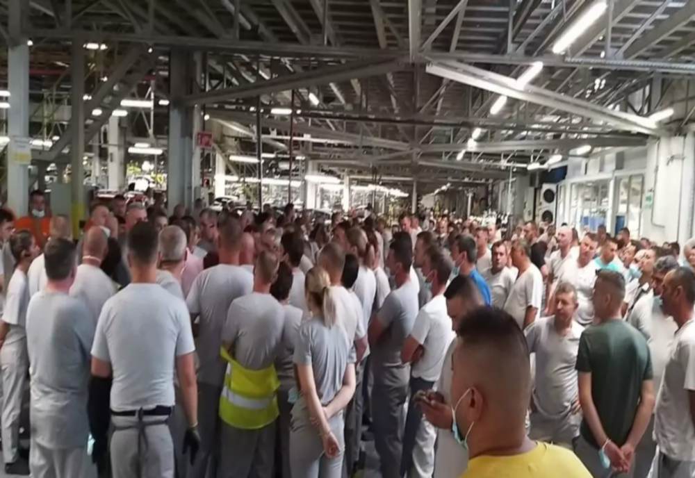 Războiul din Ucraina afectează și România. Angajații Dacia, trimiși acasă cu 85% din salariu