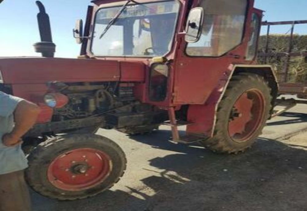 Accident rutier între un tractor și o mașină! Tractoristul, fără permis și băut