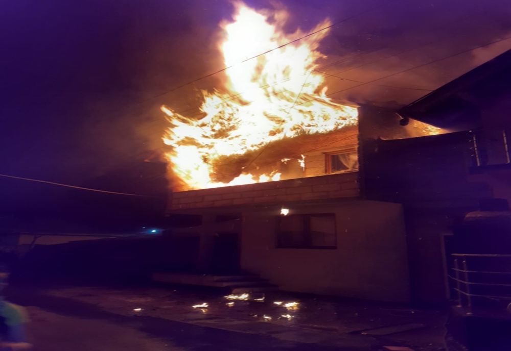 Trei gospodării cuprinse de flăcări, noaptea trecută, în Bosanci 
