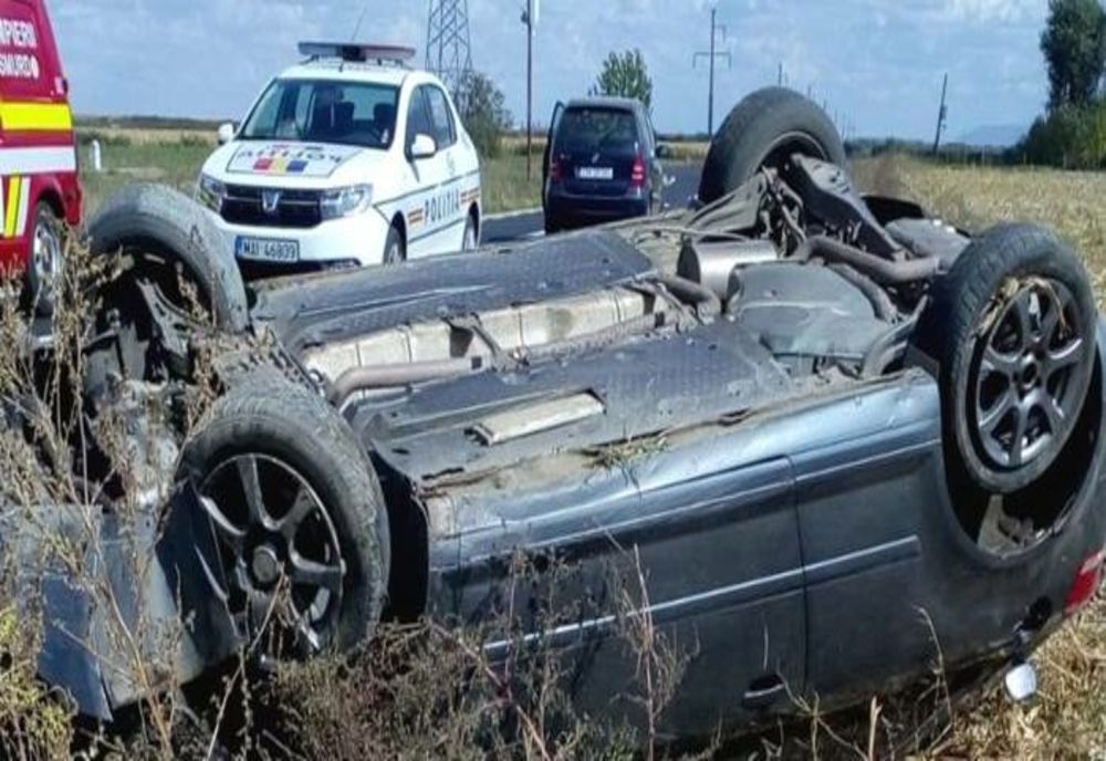 Autoturism răsturnat! Trei persoane au ajuns la spital