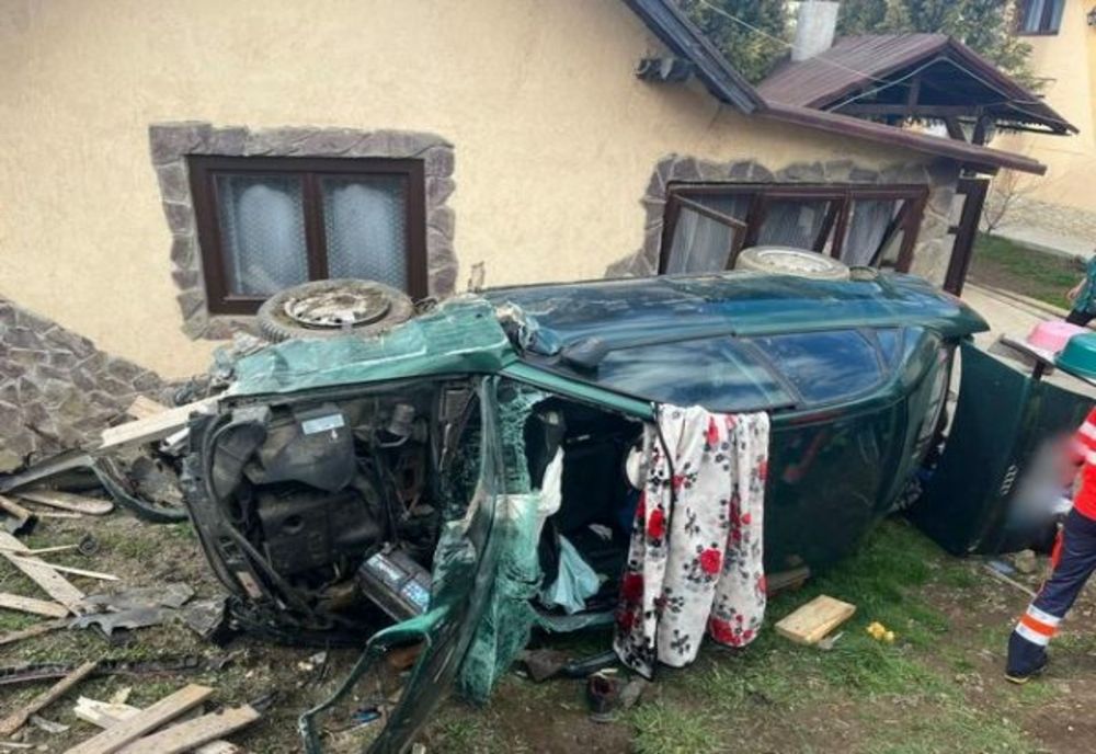 Un autoturism s-a răsturnat în curtea unei case