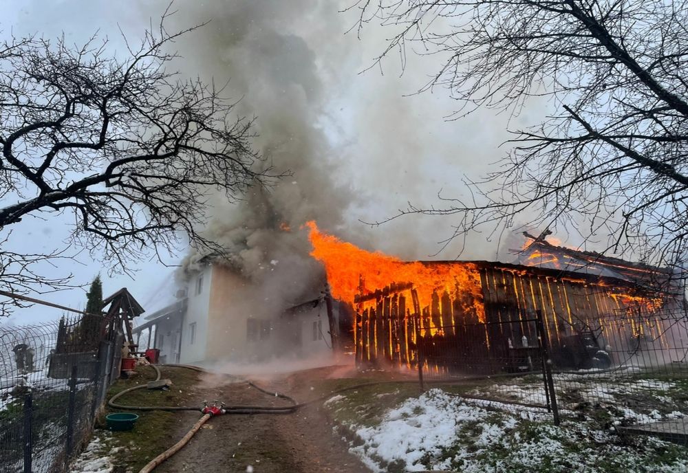 Un cablu electric defect a aprins o casă în Stulpicani. Proprietara și-a rupt mâna