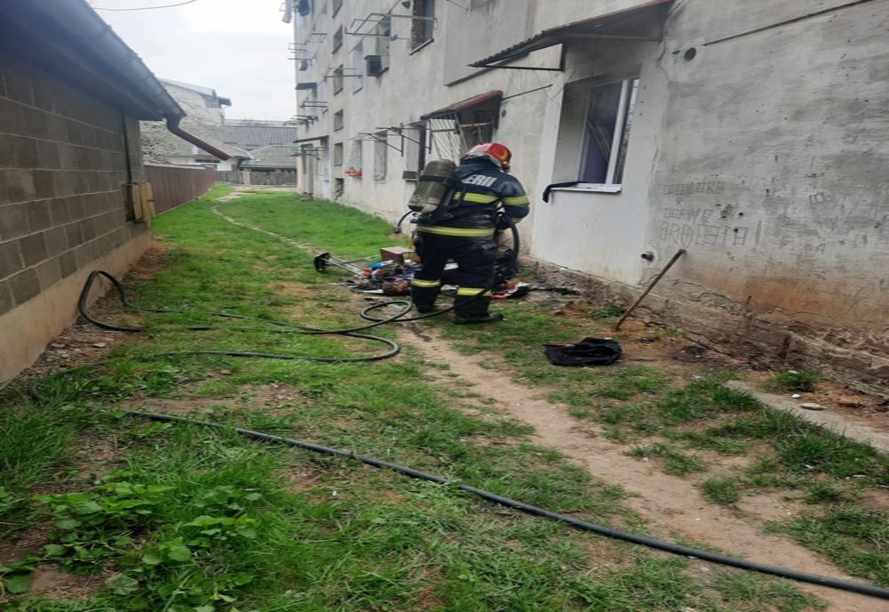 Garsonieră aprinsă de la o lumânare