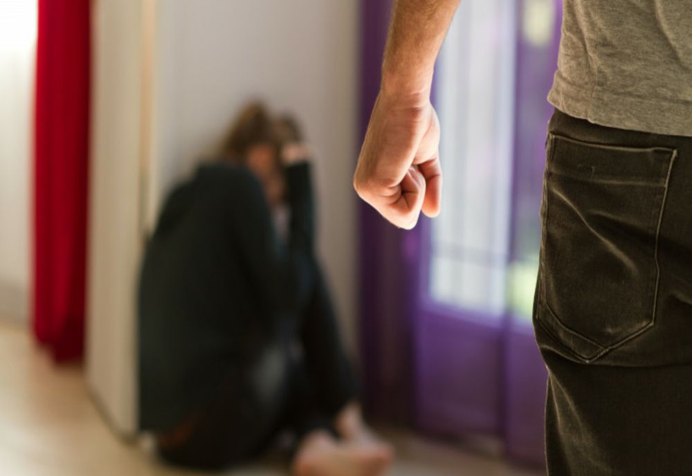 Și-a luat soția la palme! Acum are dosar penal și nu mai are voie să se apropie de ea 