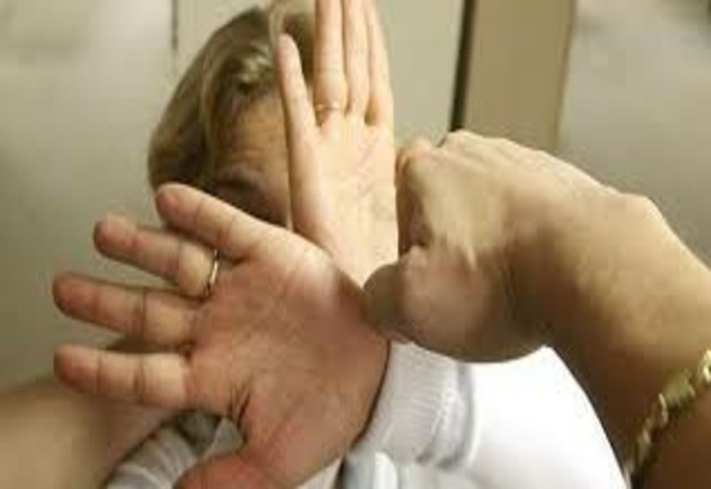 Și-a luat soacra la bătaie! Mărul discordiei, banii și alcoolul