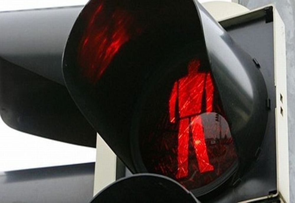 Un adolescent a tăiat cablurile de alimentare ale unui semafor pentru că-i băteau luminile în casă 