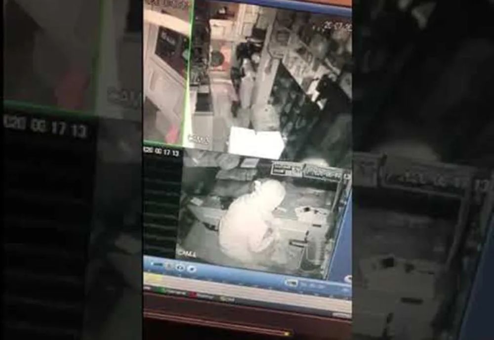 Un bărbat a spart un magazin doar ca să mănânce două iaurturi, o roșie și o pâine 