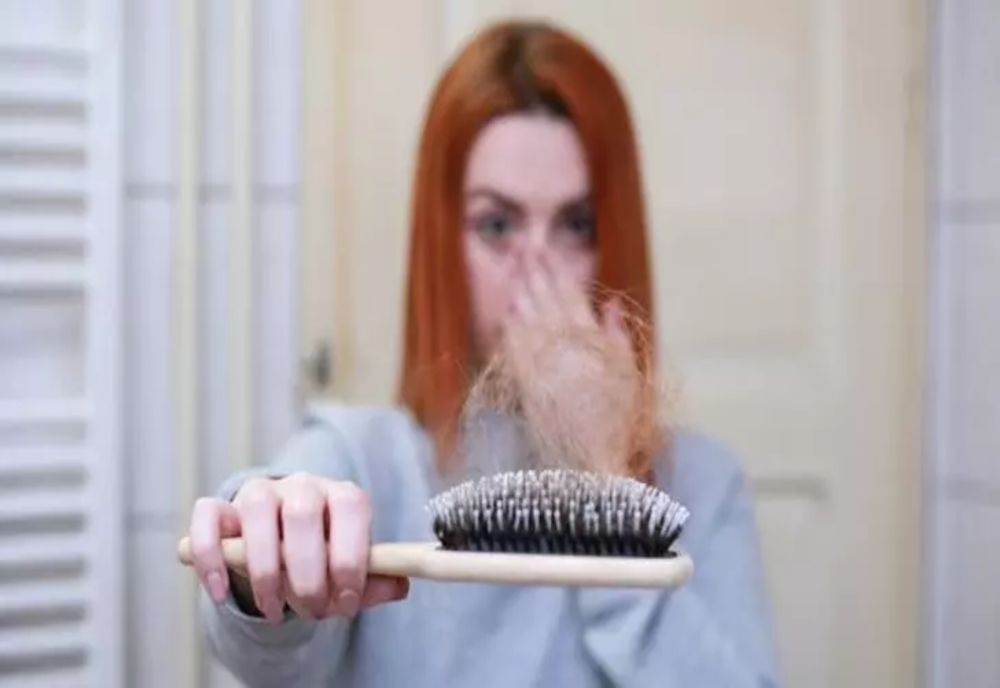 Privește-ți cu atenție părul! Dacă vezi unul din aceste semne, mergi de urgență la medic