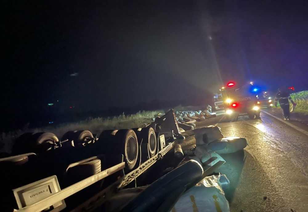 Un TIR încărcat cu covoare s-a răsturnat pe un drum din Suceava