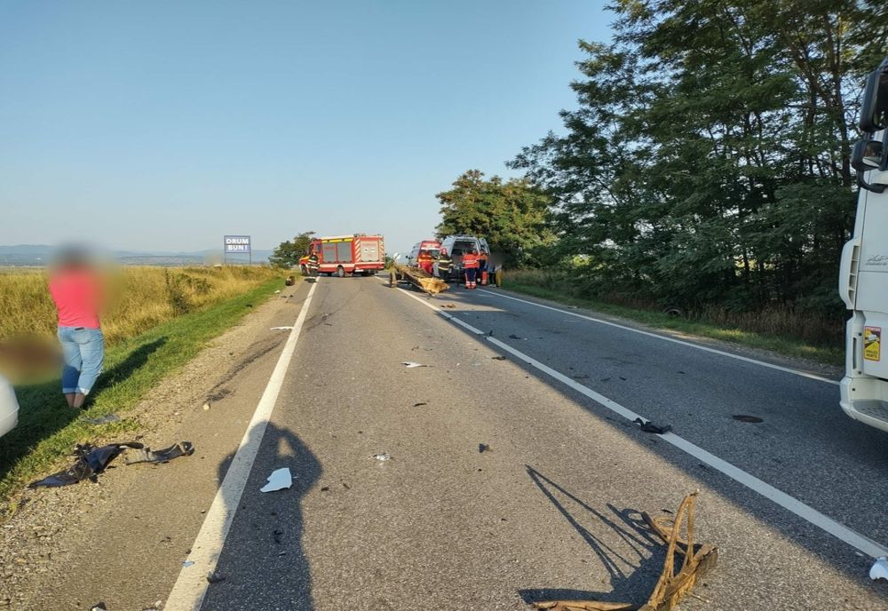 Impact violent între o căruță și o mașină