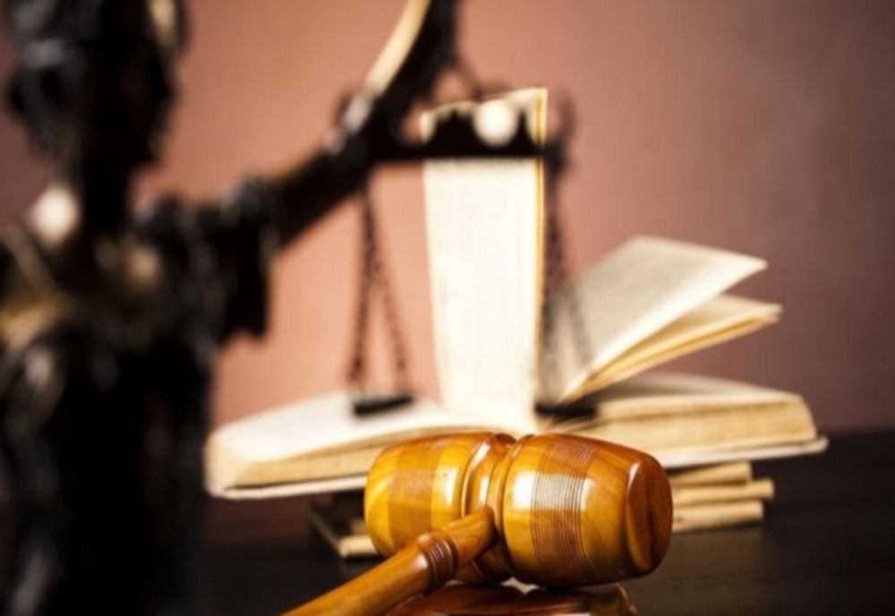 Diplome false cumpărate cu 1.000 de lei. Secretara unui colegiu s-a ales cu dosar penal