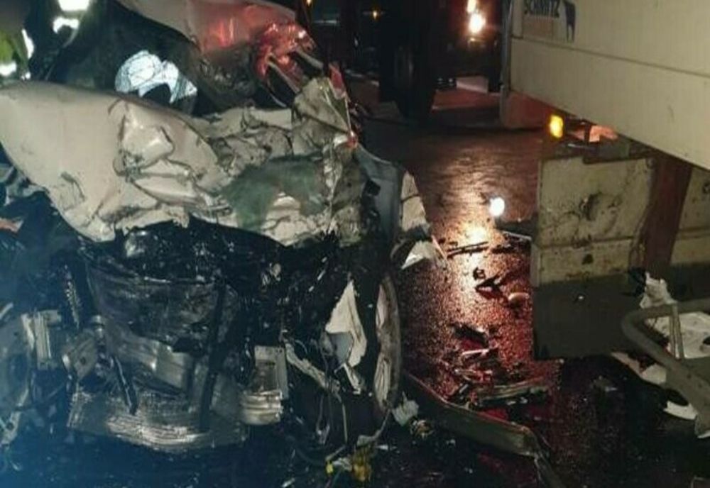 Un bărbat a ajuns în stare gravă la spital după ce mașina pe care o conducea a intrat într-un camion