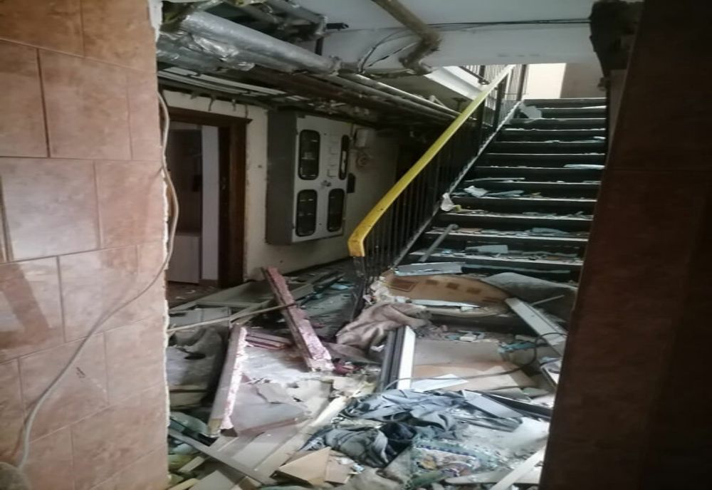 O scară de bloc afectată de explozia unei butelii