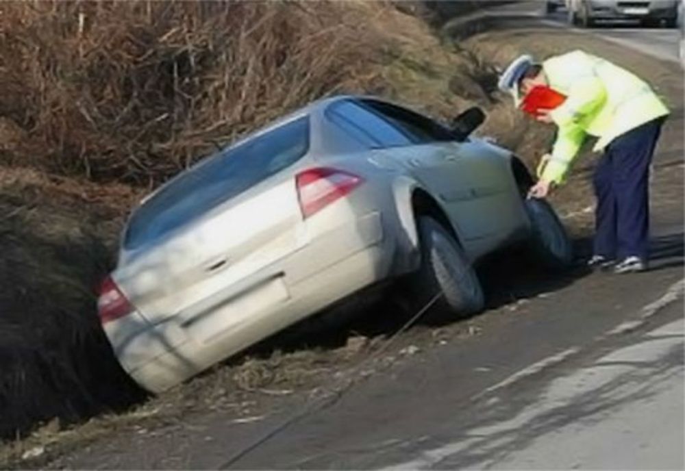 Șoferiță rănită după ce s-a oprit cu mașina în șanț