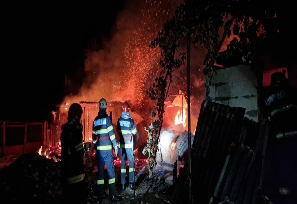 Focul a pârjolit o gospodărie din Suceava! Un bărbat a suferit arsuri pe mâini și față