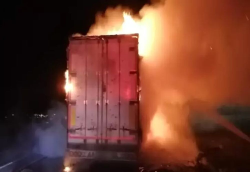 TIR în flăcări pe E85: șoferul a reușit să iasă la timp din cabină