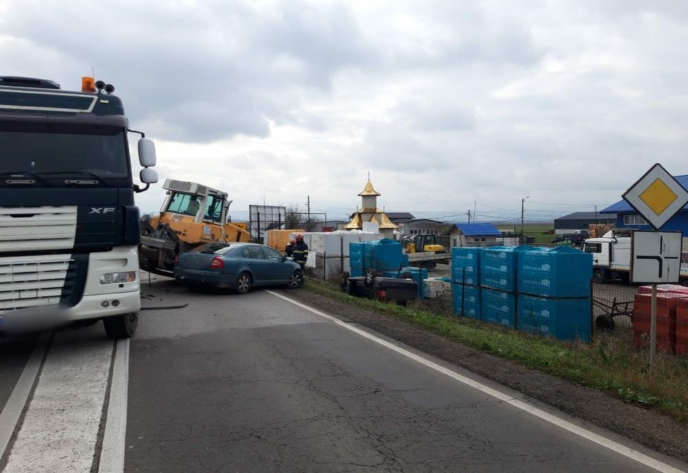 FOTO: La un pas de tragedie- un utilaj a căzut peste două mașini