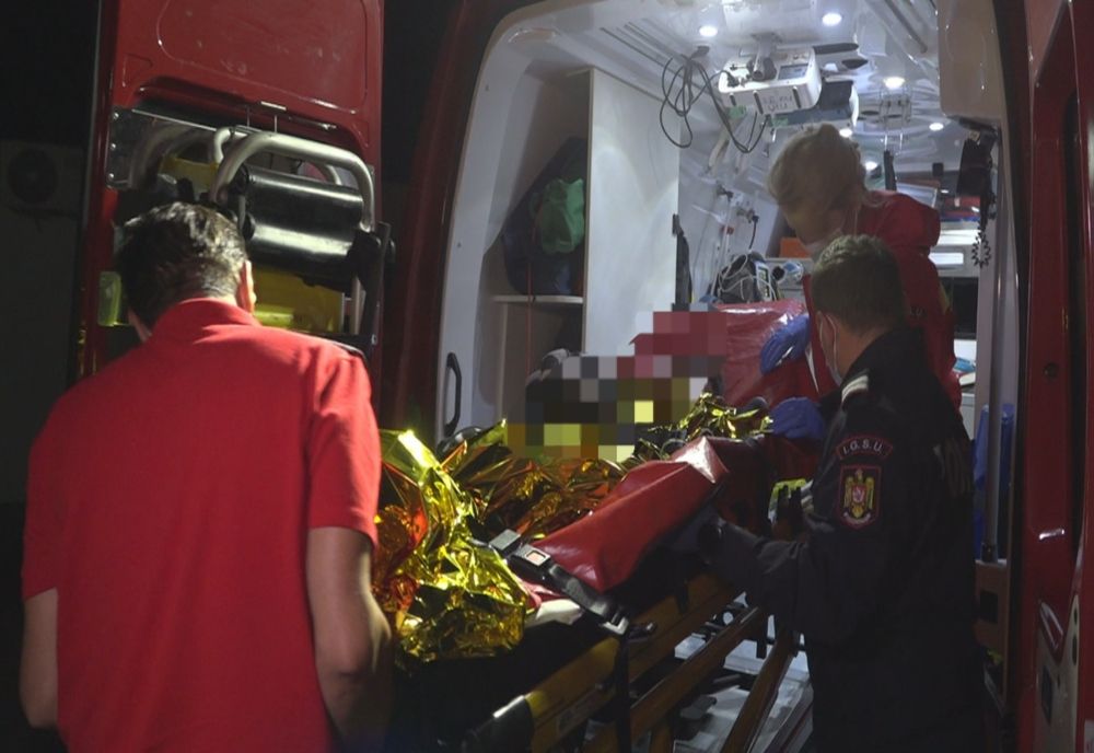 Două persoane, în stare gravă după ce au aruncat cu benzină în sobă