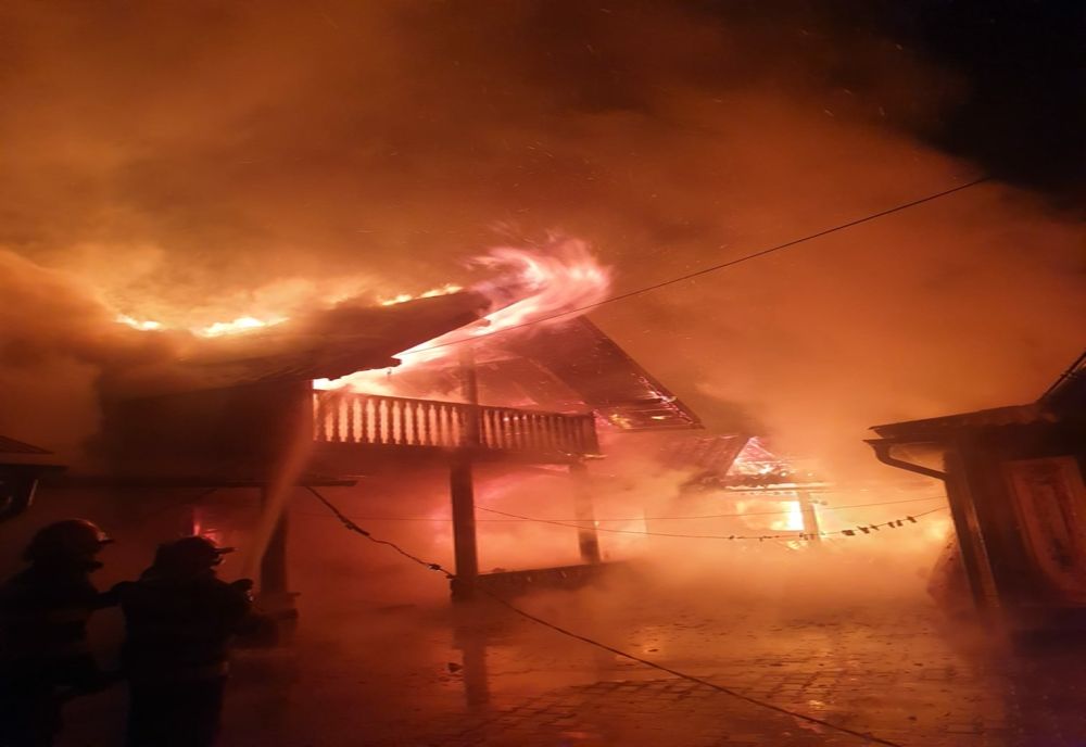 Incendiu violent la o gospodărie din Stulpicani