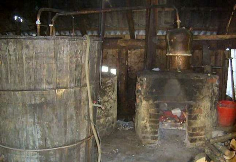 Un bărbat a ajuns la spital cu arsuri după ce i-a explodat cazanul de făcut țuică