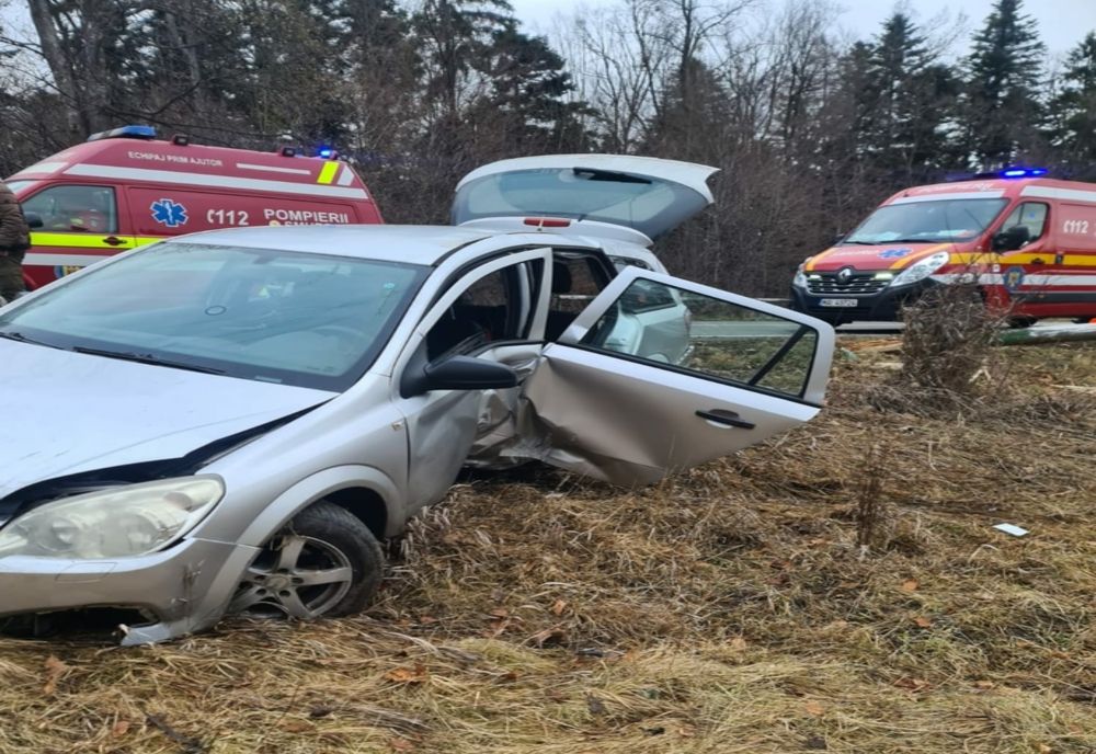 Două persoane au ajuns la spital după ce mașina în care se aflau a ieșit în decor