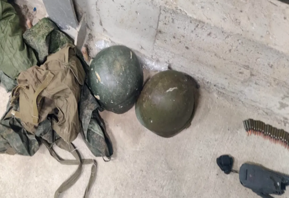 Un ucrainian a încercat să treacă granița cu cartușe, un tub de obuze și bucăți dintr-o dronă militară