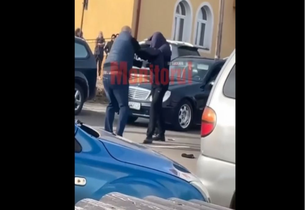 Bătaie între doi părinți în fața unei școli din județul Suceava - VIDEO