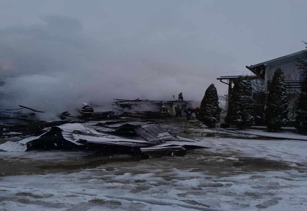 Incendiu la o gospodărie din Panci. Pompieri au salvat casa de locuit