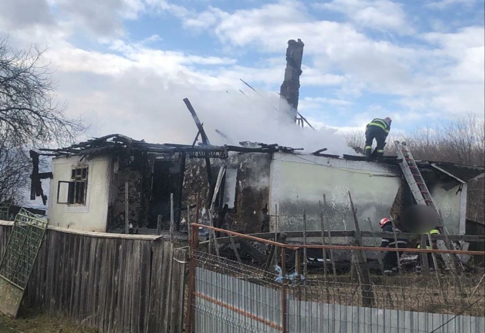 Un coș de fum defect a provocat un incendiu la o casă din Liteni