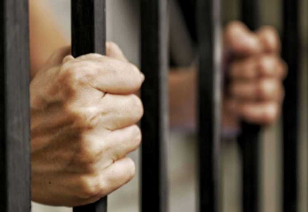 Bărbatul care a lovit o femeie peste fund cu palma, dus la penitenciar