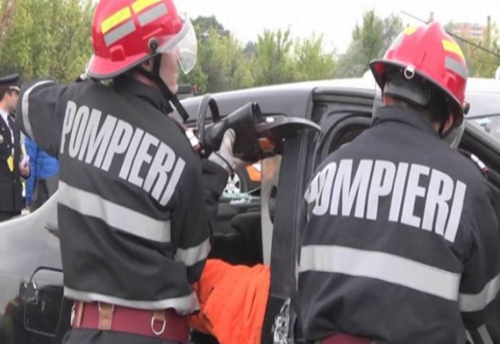 O femeie a rămas încarcerată în urma unui accident rutier