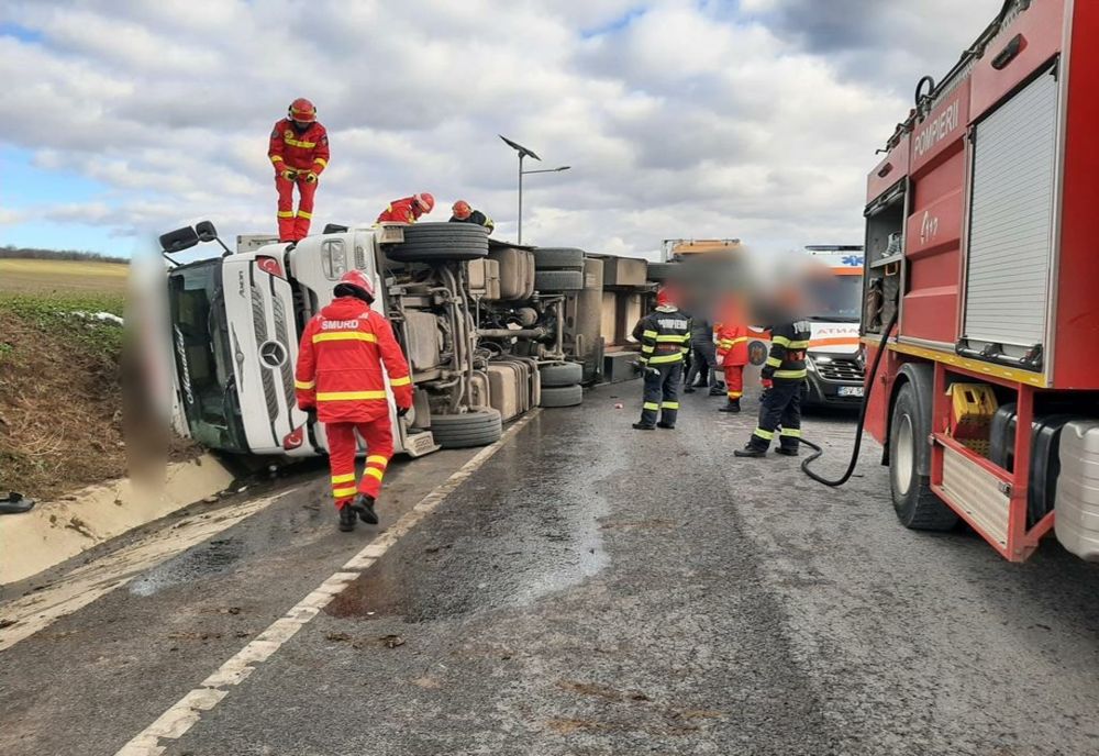 Un TIR încărcat cu mandarine s-a răsturnat în Suceava