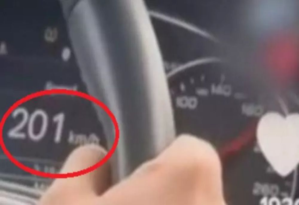 Șofer vitezoman, dat în vileag pe TikTok de pasagerul luat la "ocazie"! Tânărul circula cu o viteză năucitoare