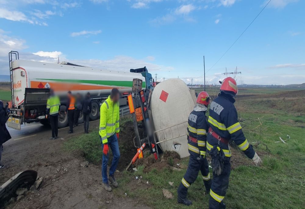 O autocisternă cu motorină s-a răsturnat la Roșiori