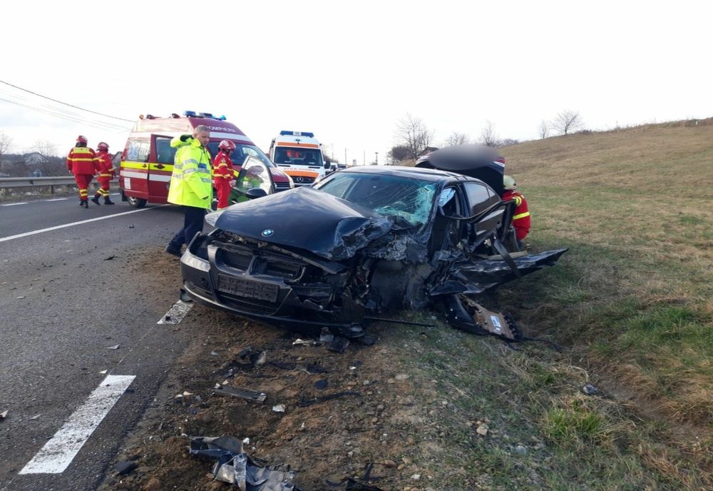 Un tânar a rămas încarcerat după ce a intrat cu bolidul într-un autobuz