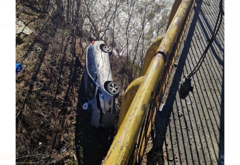 Accident rutier grav: un autoturism a căzut de pe un pod