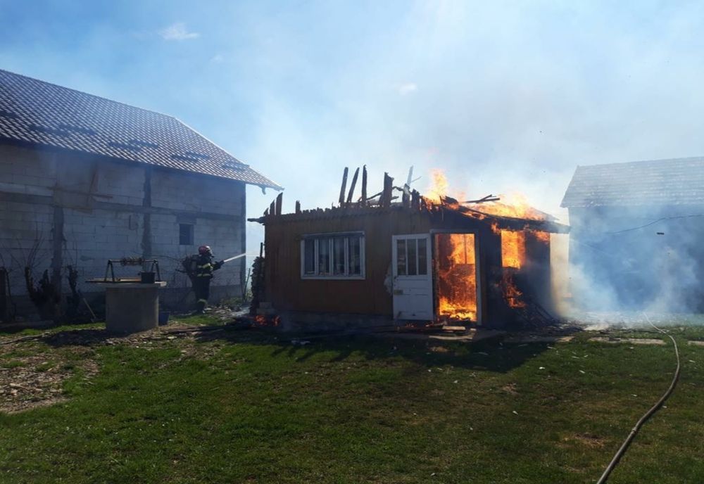 Incendiu într-o localitate din Suceava! Proprietarul a suferit atac de panică