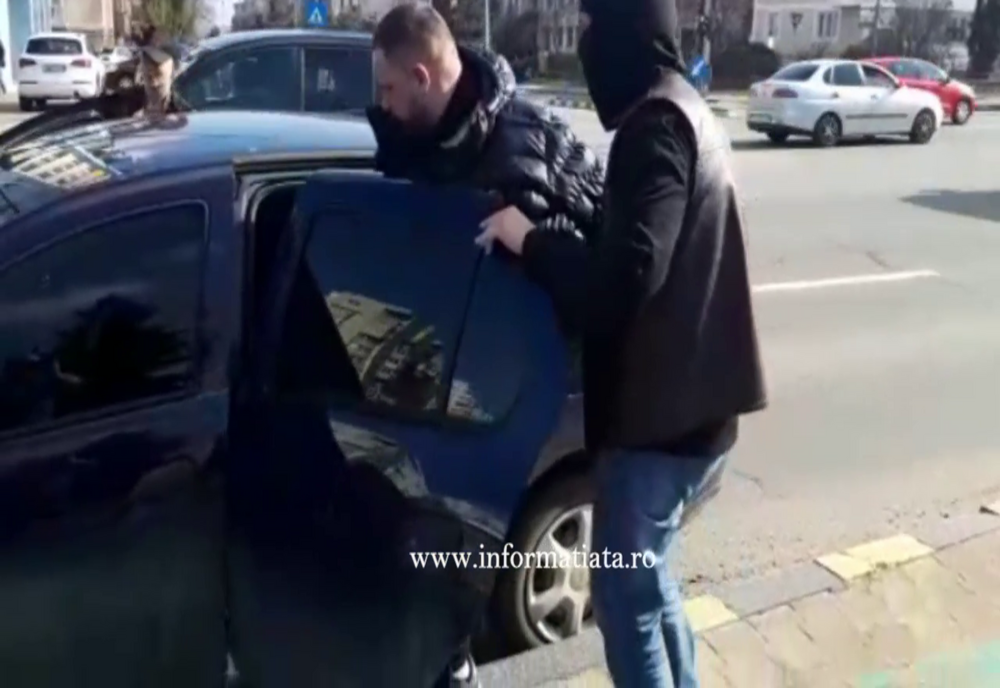 Individ încătușat în plină stradă, în zona METRO 