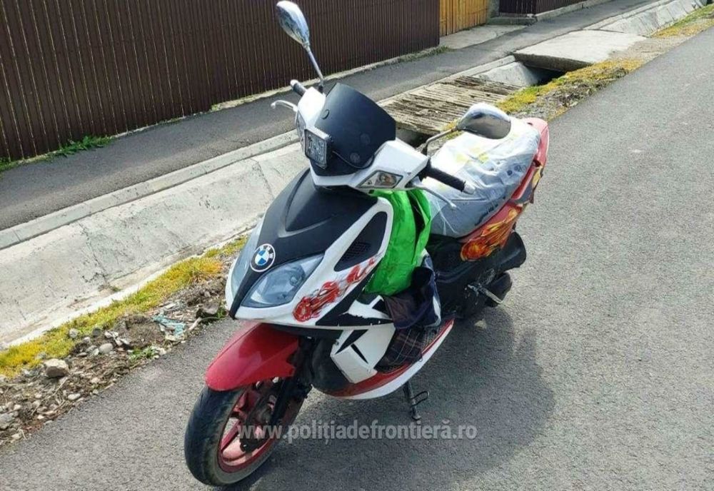 Polițiștii au prins un bărbat care conducea un moped fără permis și cu numere false
