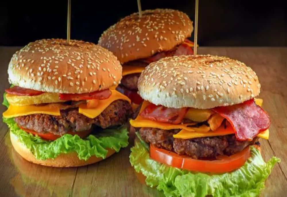 Ce i s-a întâmplat unui bărbat care a ajuns în Suceava. Suma achitată pentru un simplu burger și o porție de cartofi prăjiți