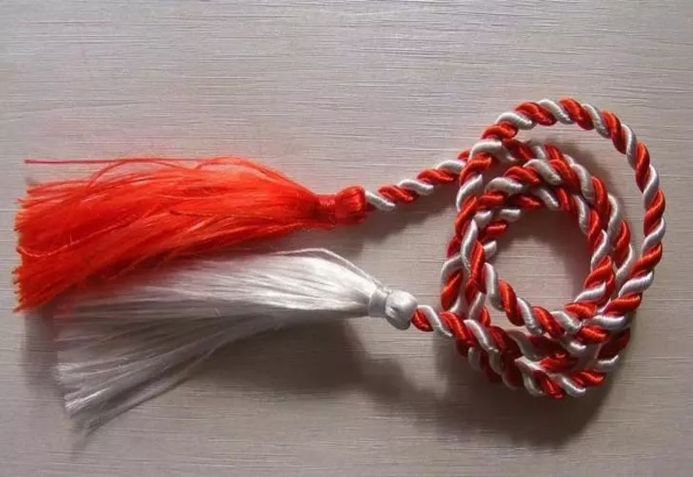 Motivul barbar pentru care se crede că mărțișoarele conțin culorile alb și roșu