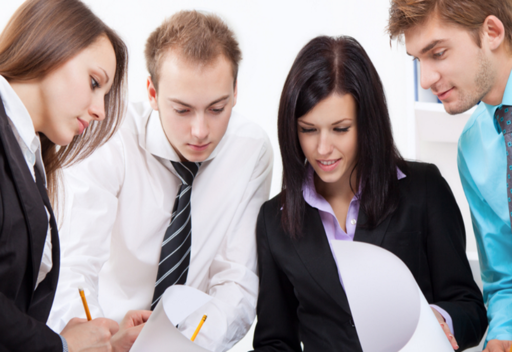 Elevii au o percepție mai bună despre profesorii care se îmbracă “business”, afirmă studiu realizat pe un grup de elevi din Suceava