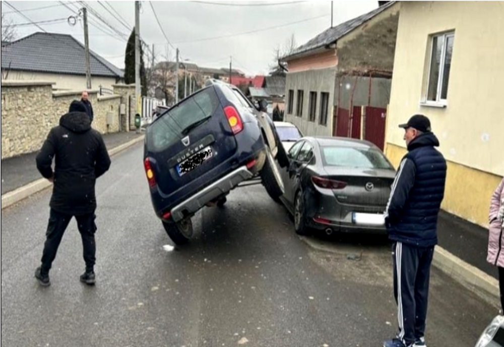 Un Duster a rămas suspendat în urma unui accident rutier