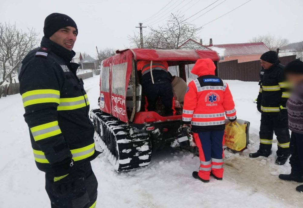 42 de persoane rămase în nămeți au fost conduse la adăpost. Un pacient cu AVC a fost transportat cu șenilata