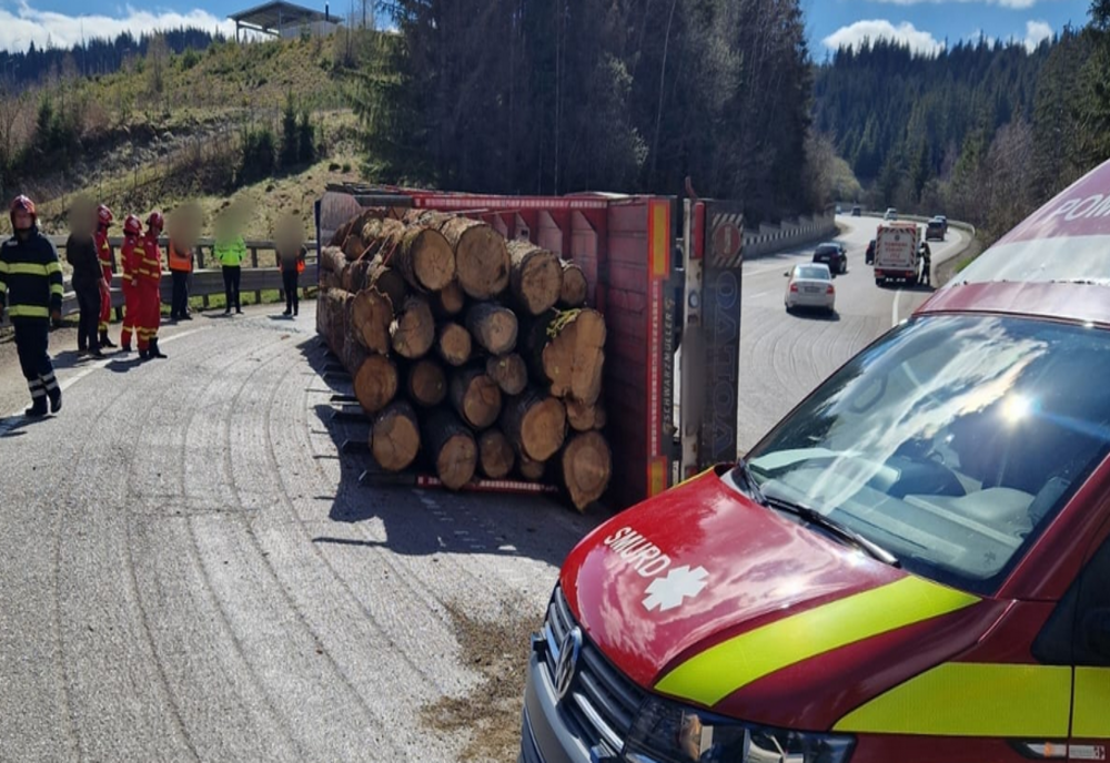 Trafic blocat în Pasul Mestecăniș din cauza unui autotren cu lemne care s-a răsturnat