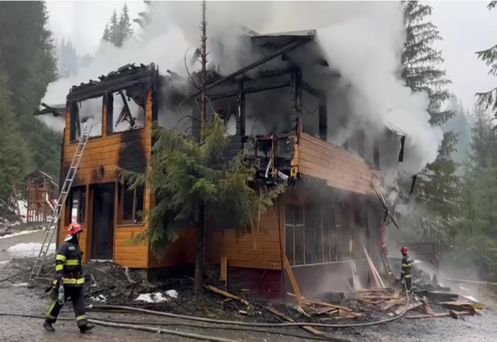 Cabană făcută scrum la Pojorâta din cauza unui incendiu